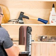 Bandschleifer mit Tellerschleifstation von Scheppach, Detailansicht beim Schleifen von Holz