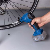 Handkompressor mit Akku, LED-Beleuchtung und LCD-Anzeige für präzise Messungen, Teil eines Zubehörsets