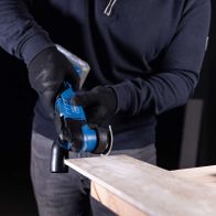 Akku-Multifunktionswerkzeug mit integriertem Schlüssel für präzise Bearbeitung