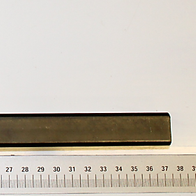 Ein Schutzrohr mit der Bezeichnung 'Schutzrohr geschw.' und der Artikelnummer 72310308. Das Rohr liegt auf einer Messskala und ist von vorne zu sehen.