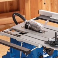 Die Tischkreissäge HS115 von Scheppach verfügt über einen ausziehbaren Schiebeschlitten für präzise Schnitte. Die Säge hat eine Schnitthöhe von 83mm und eine Leistung von 2000W bei 230V.