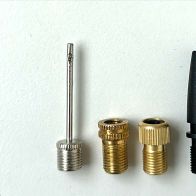 Druckluft-Düsen-Set 5-teilig mit verschiedenen Düsen und einer Stange. Die Düsen sind in zwei Größen und zwei Farben erhältlich. Die Stange hat ein Gewinde an einem Ende.