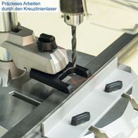 Präzises Arbeiten durch den Kreuzlinienlaser der Tischbohrmaschine DP55 von Scheppach. Der Laser projiziert ein Kreuzlinienmuster auf die Arbeitsfläche, um genaue Bohrlöcher zu gewährleisten.