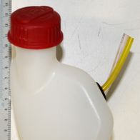 Ein weißer Tank mit rotem Deckel und einer gelben Schlauchanschluss. Der Tank ist von der Seite zu sehen.