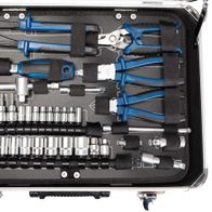 Werkzeugkoffer TB150 von Scheppach, gefüllt mit 101 Werkzeugen. Enthält verschiedene Schraubenschlüssel, Zangen, Nüsse und Steckschlüssel. Alle Werkzeuge sind ordentlich in einem Aluminiumkoffer mit abschließbaren Griffen verstaut.