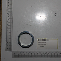 Zwischenbuchse mit der Artikelnummer 40400037. Die Buchse liegt auf einer weißen Fläche neben einem Maßstab. Die Buchse wird von oben fotografiert.