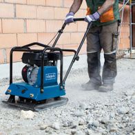 Scheppach Benzin Rüttelplatte HP2200S von der Seite. Ein Arbeiter bedient die Maschine auf einer Baustelle.