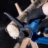 Akku-Gehölzschneider mit Messer bei der Arbeit, Detailansicht