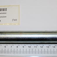 Motorwippenbolzen Rd 18x177 von Scheppach. Der Bolzen liegt auf einem Lineal und ist von der Seite zu sehen.