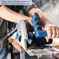 Die Tauchsäge PL55 von Scheppach ermöglicht müheloses Besäumen selbst massiver Bohlen. Sie ist mit einem Staubsauger verbunden und verfügt über eine Skala für präzise Messungen.