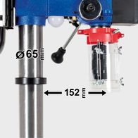 Die Bohrmaschine DP18Vario von Scheppach hat einen Durchmesser von 65 mm und eine Länge von 152 mm. Sie verfügt über einen robusten Metallschaft und einen transparenten Behälter mit Messskala.