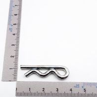 Ein 3mm Federstecker von Scheppach neben einem Lineal zur Größenveranschaulichung. Der Federstecker wird von links gezeigt.