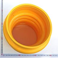 Ein gelber Balg mit einem Durchmesser von 20 cm, wie auf einem Lineal gemessen.