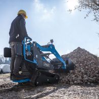 Der Scheppach Kompaktlader MKL730 mit 8,5 PS, 200 kg Ladekapazität, E-Start und 740 mm Spurbreite. Inklusive 80L Schaufel und Baggerfunktion. Ideal für den DIY-Einsatz.