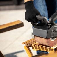 Scheppach-Kunstfaserbürste auf einer Schleifmaschine montiert, die Holz bearbeitet.