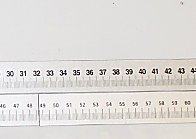 Skalenband mit Messungen in Zentimetern und Millimetern. Die Skala reicht von 0 bis 51 cm. Das Band ist auf einem klaren Hintergrund von links nach rechts ausgerichtet.