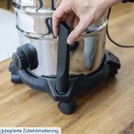 Der Elektro-Nassistent VC30V2 von Scheppach verfügt über eine integrierte Zubehörhalterung für einfache Handhabung und Organisation der Zubehörteile.