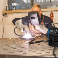 Werkzeug mit Scheppach-Markenaufdruck, vermutlich Schweißgerät für MIG-Schweißverfahren