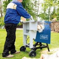 Scheppach-Wippkreissäge (HS520) im Einsatz mit Holzauswurf für Brennholzverarbeitung