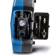 Scheppach Kompressor Aircase mit Druckmesser, Regler und Zubehörfach. Gezeigt von der Seite.