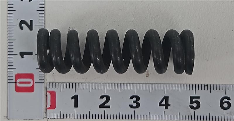 Druckfeder Ø15x48 von Scheppach. Die Feder liegt auf einer Messskala und ist von vorne zu sehen.