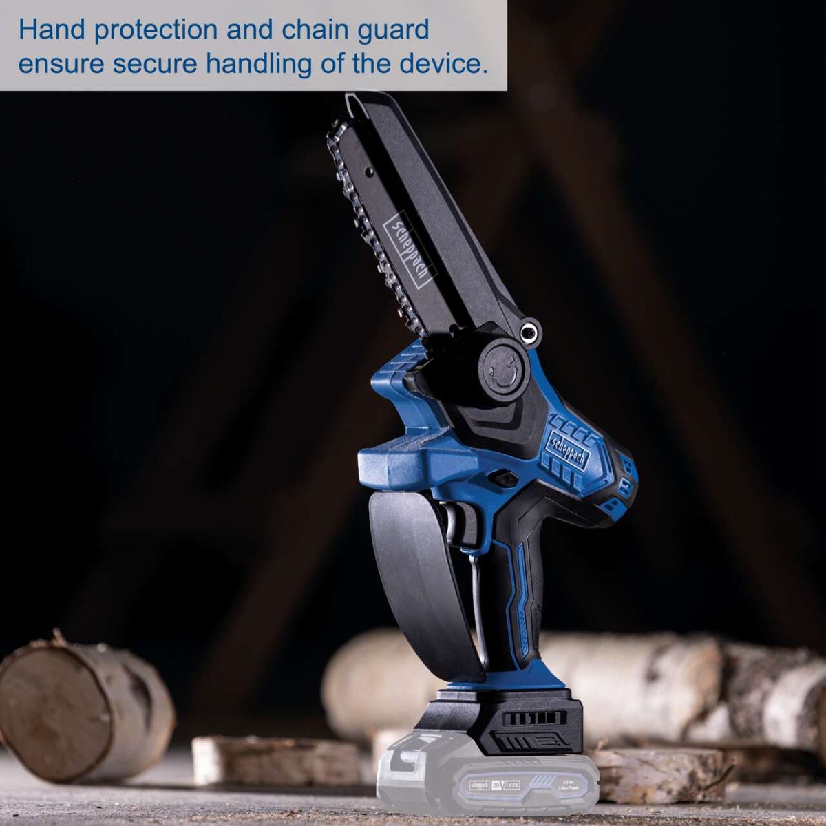 Der Akku-Gehölzschneider BC-PS150-X von Scheppach verfügt über Handschutz und Kettenführung für sicheres Handling. Schnittlänge 150mm, Schwertlänge 6 Zoll. Brushless-Technologie für effizienten Betrieb.