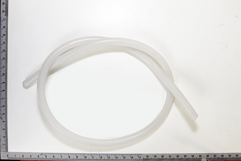 Ein weißer Schlauch mit einem Durchmesser von 5 mm, einer Länge von 730 mm und einem Biegeradius von 9,5 mm. Der Schlauch ist von oben fotografiert worden.