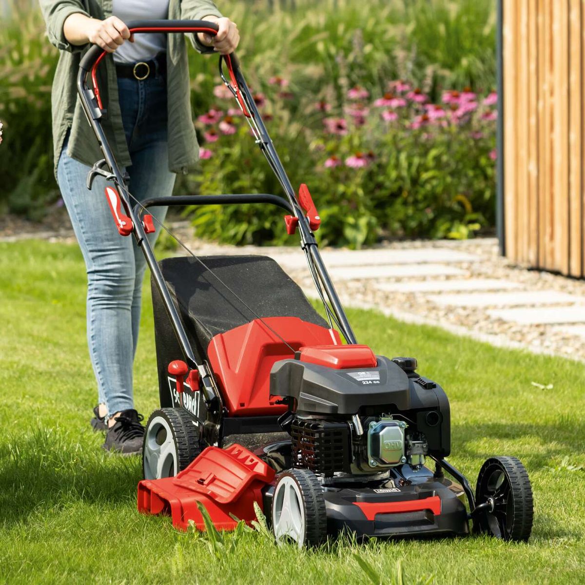 Scheppach Benzinrasenmäher MS225-53 mit Radantrieb und 53 cm Schnittbreite, gezeigt im Einsatz