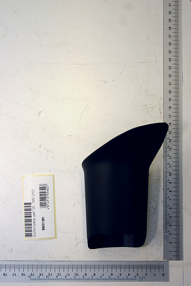 Absaugstutzen, Ansicht von der Seite, mit Maßstab und Barcode-Etikett.