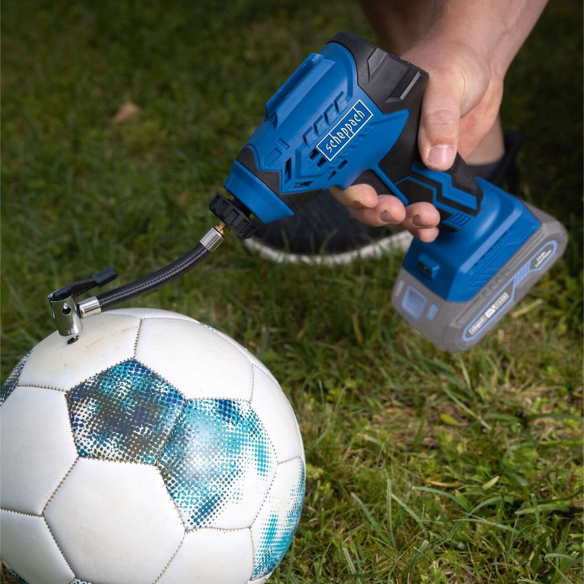 Luftpumpe mit Schlauchanschluss für pneumatische Werkzeuge, hier an einem Ball befestigt