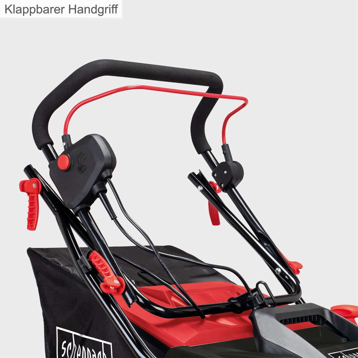 Der Elektro Vertikutierer SC38 von Scheppach verfügt über einen klappbaren Handgriff für einfachen Transport und Lagerung. Der Handgriff ist mit roten Griffen und einem zentralen Verriegelungsmechanismus ausgestattet, der ein sicheres Fixieren ermöglicht.