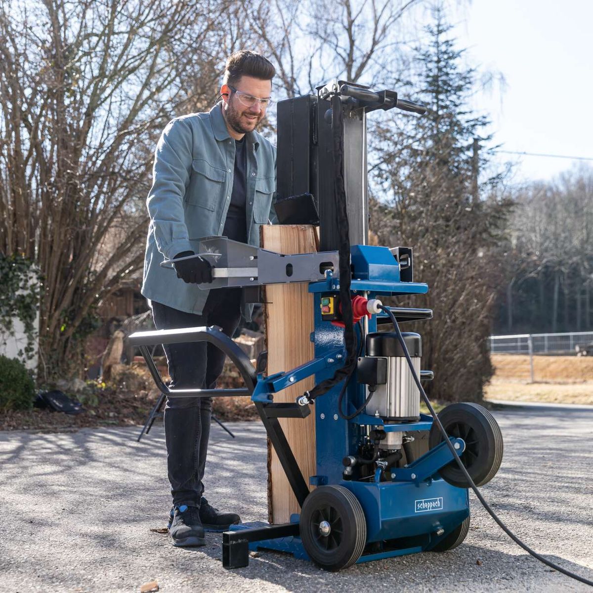 Der Holzspalter Compact 12t von Scheppach verfügt über eine robuste Bauweise und eine praktische Handbedienung. Das Gerät ist mit einem starken Motor ausgestattet und eignet sich für das Spalten von Meterholz bis zu einer Größe von 1070mm x 450mm.