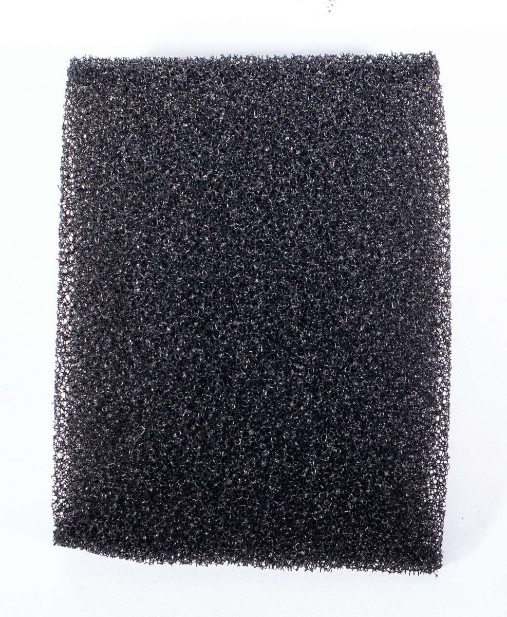 Ein Stück schwarzes Drahtgeflecht, möglicherweise ein Filter oder Sieb.