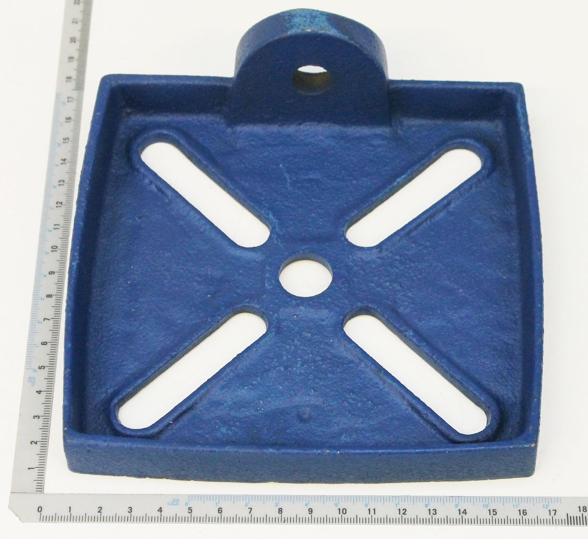 Ein blauer Werkzeugtisch mit Löchern und Griffen, von oben fotografiert. Produktname: Tisch.