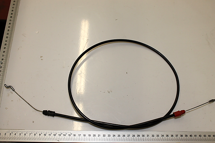 Gaszug Zug 1370mm / Hülle 1160mm, von vorne gezeigt. Der Gaszug liegt auf einer hellen Oberfläche und ist mit einem Maßband im Hintergrund zu sehen.