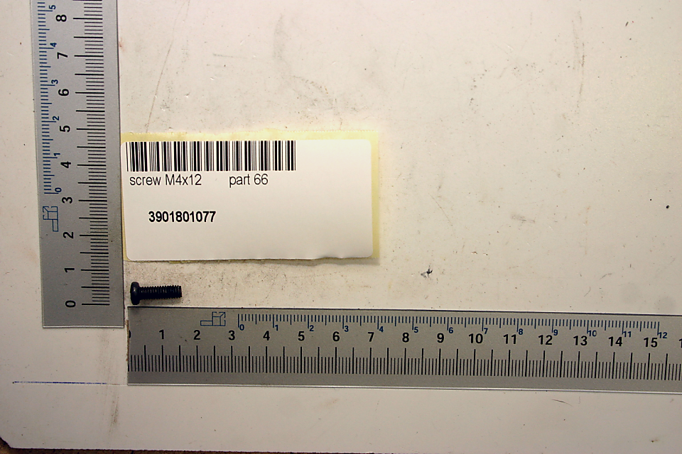 Scheppach-Schraube (M4x12, Teil 66) mit Beschriftung und Teilenummer 3901801077