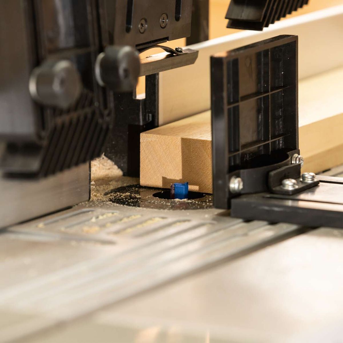 Scheppach-Fräsmaschine mit Detailansicht eines Spannfutter- oder Fräsaufsatzes für präzise Bearbeitung