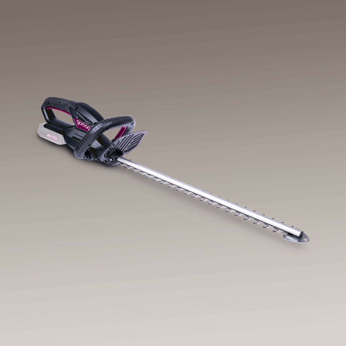 Die Akku-Heckenschere GO-HES570 gomag verfügt über einen ergonomischen Griff und eine 57 cm lange Messerlänge. Sie ist leicht und einfach zu handhaben.