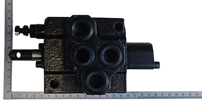 Steuerventil mit integrierten Anschlusskupplungen, mechanischer Betätigungsstange