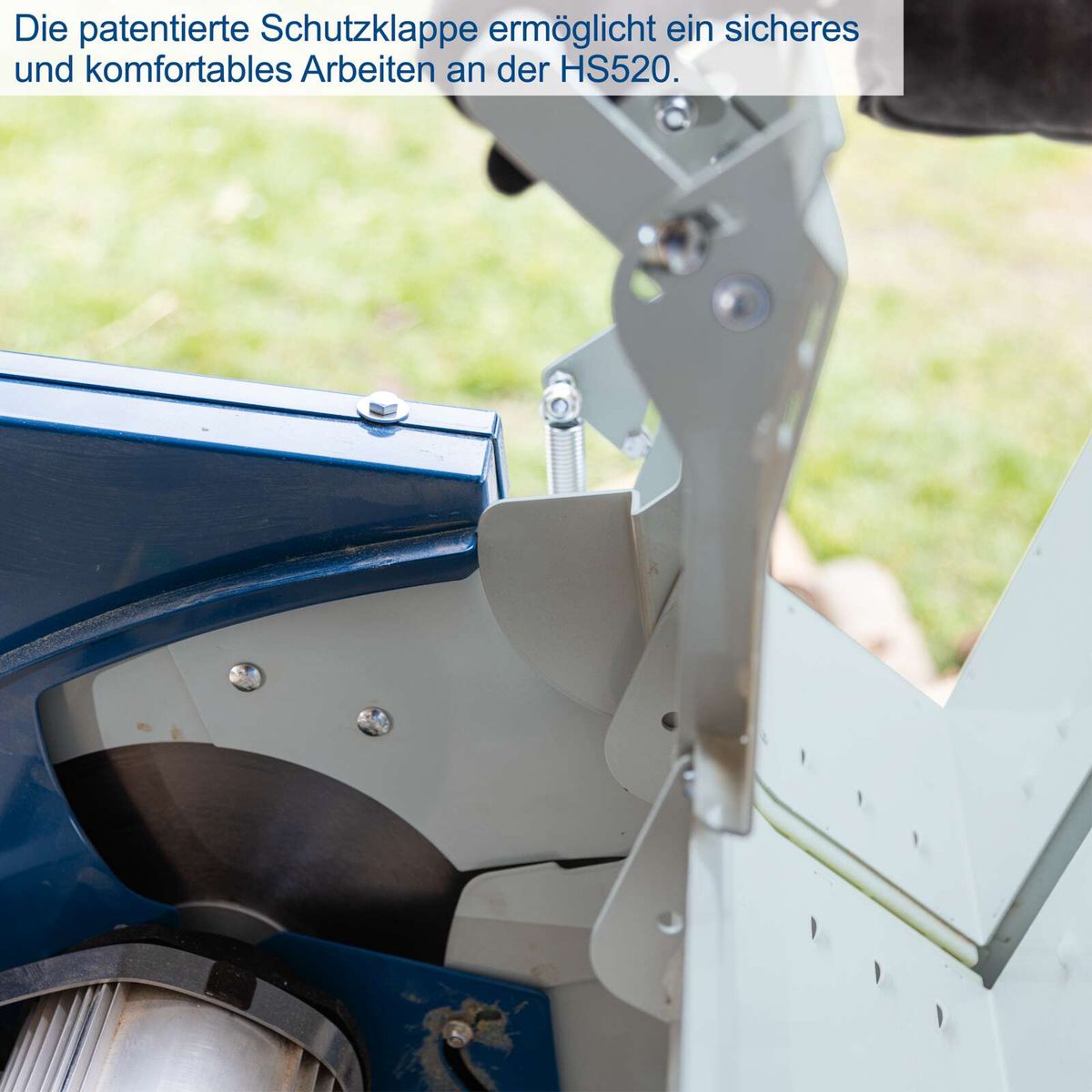 Patentierte Schutzklappe für sichere und komfortable Bedienung der Scheppach-Wippsäge HS520