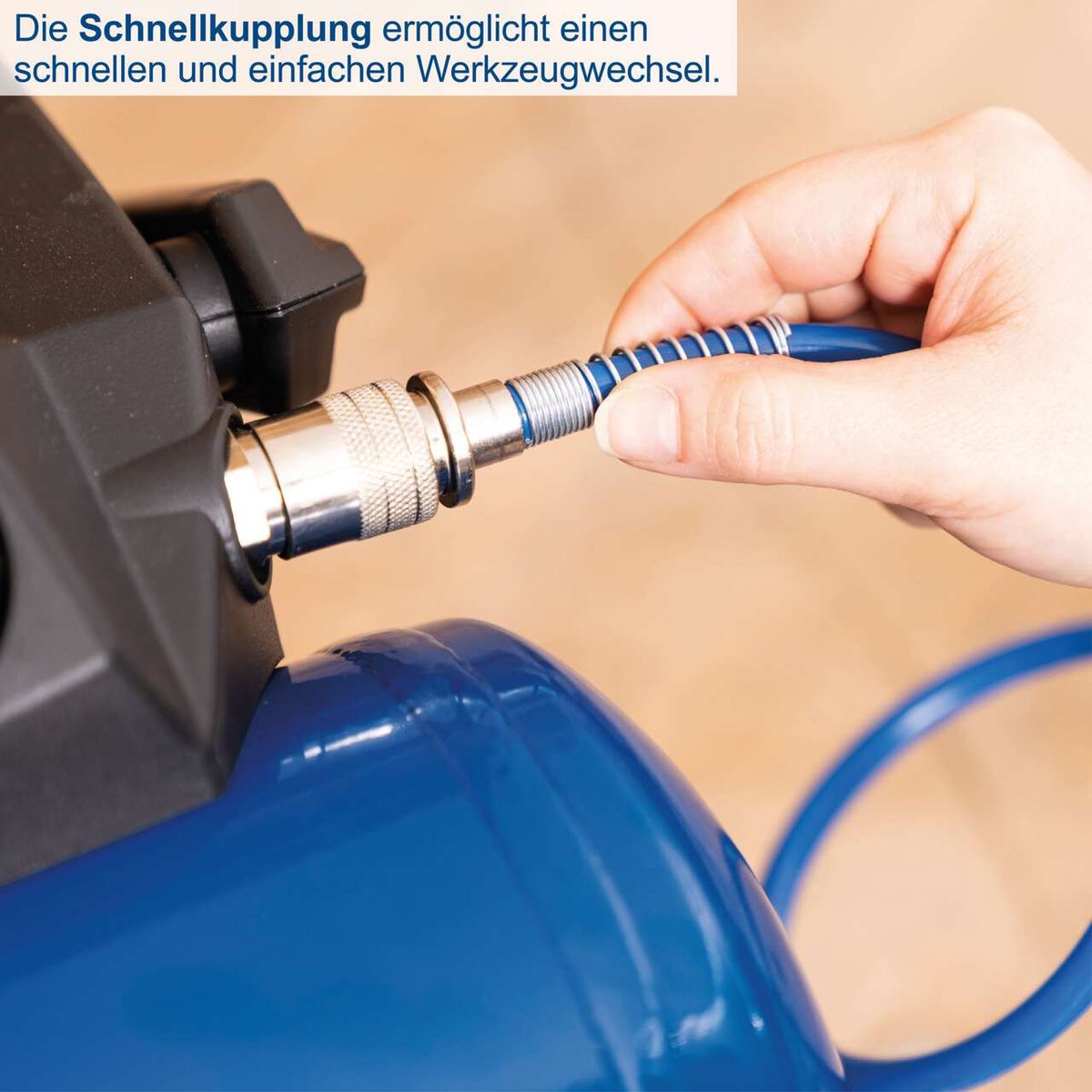 Die Schnellkupplung ermöglicht einen schnellen und einfachen Werkzeugwechsel. Der Kompressor HC06 Scheppach verfügt über einen 1200W Motor, einen 200 L/min Luftstrom und einen Druck von 8 bar. Er ist mit einem 5m Spiralschlauch ausgestattet.