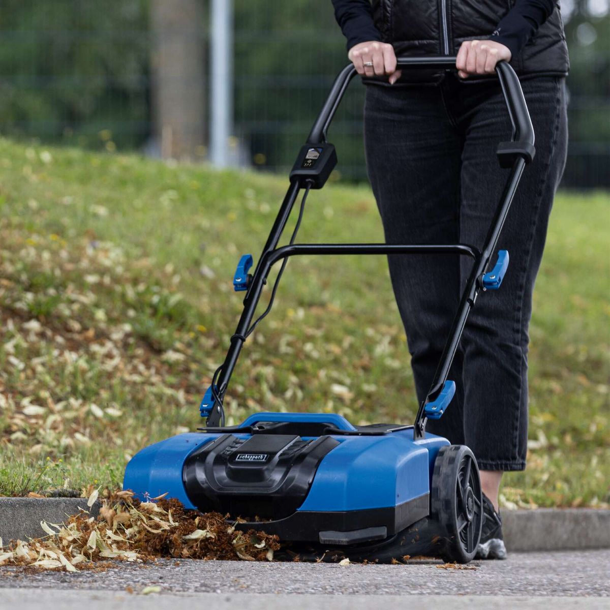 Scheppach Akku-Kehrmaschine mit Akku und Ladegerät, 610 mm Arbeitsbreite, 20-Liter-Schmutzbehälter, 2000 m² Leistung