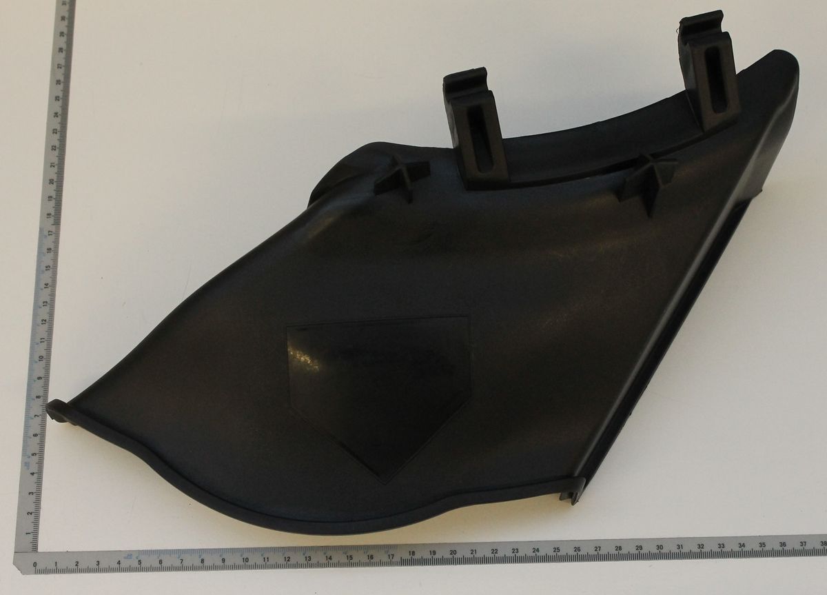 Auswurfschutz von Scheppach, gezeigt von der Seite auf weißem Hintergrund.