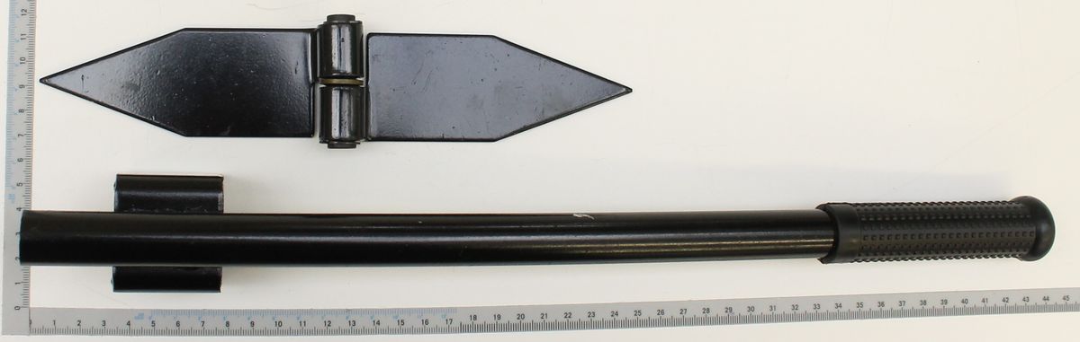 Stammhaltekralle mit Handgriff von Scheppach. Gezeigt von der Seite mit Messskala zum Größenvergleich.
