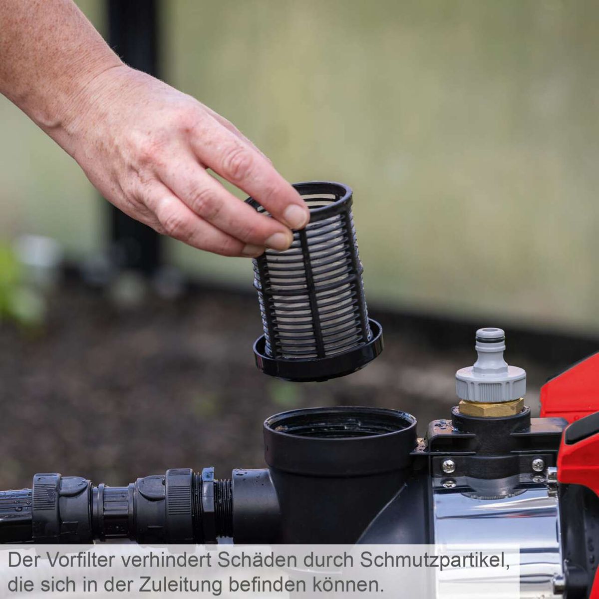 Der Vorfilter verhindert Schäden durch Schmutzpartikel, die sich in der Zuleitung befinden können. Er ist ein wichtiger Bestandteil der Gartenpumpe GP1400JET Scheppach.