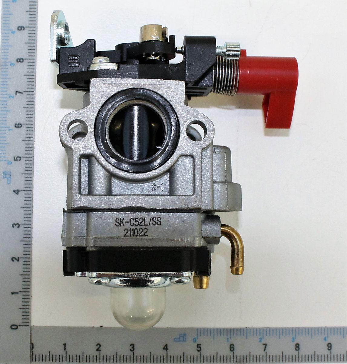 Vergaser Sunseeker SK-C52L SS, Ansicht von oben, mit Messskala zur Größenveranschaulichung.