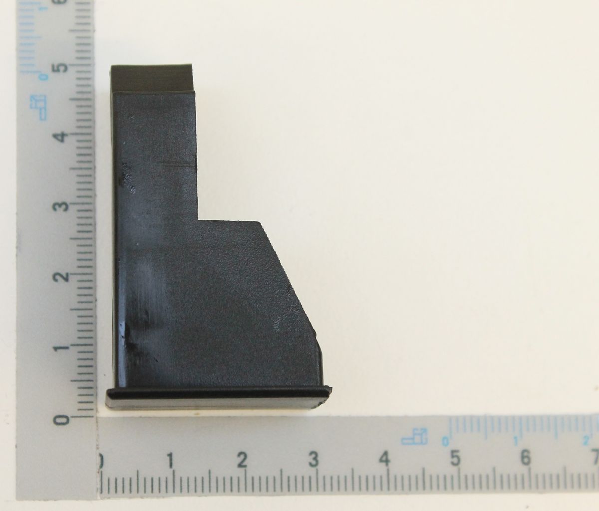 Ein Scheppach-Endkappe mit L-förmigem Profil, von der Seite betrachtet.