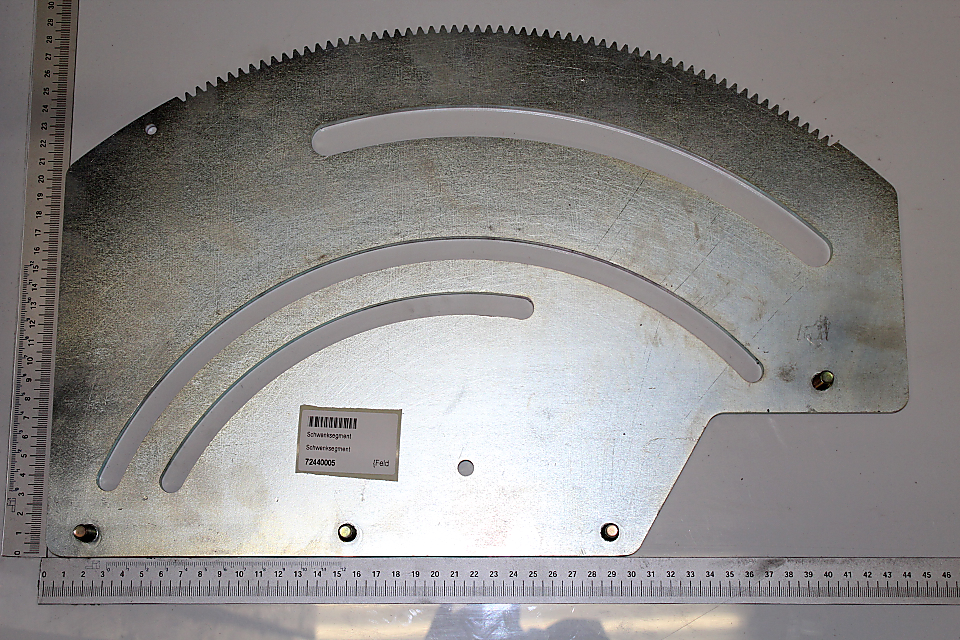 Scheppach Schwenksegment 5x273x445, gezeigt von vorne. Metallplatte mit gezacktem Rand und zwei Ausschnitten. Artikelnummer 72440005.