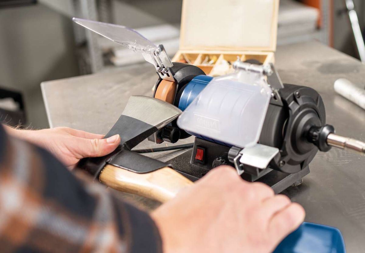 Scheppach-Doppelschleifer mit Schleifscheiben in Einsatz