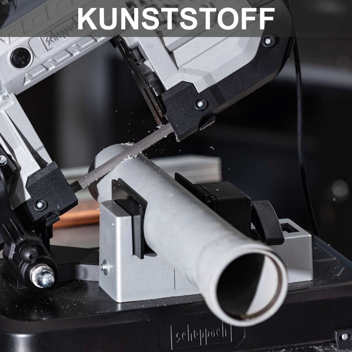 Die Metallbandsäge MBS1200 von Scheppach bietet 1200W Leistung, 127mm Schnitthöhe, Vario-Speed und einen Arbeitstisch mit LED-Beleuchtung.